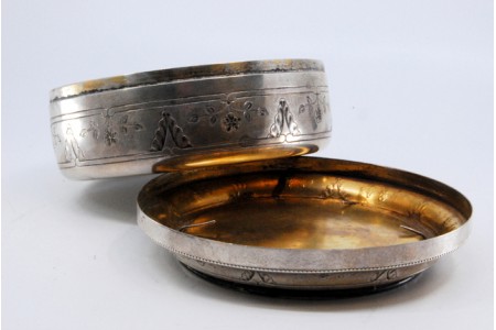 Guarda joias em prata com motivos vegetalistas e frisos gravados envolvendo cartela com cena galante na tampa basculante.